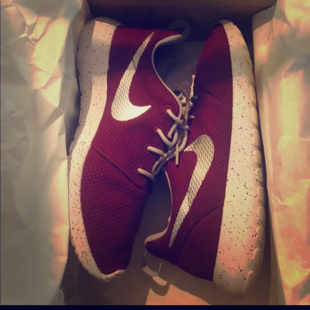 Nike Roshe maroon